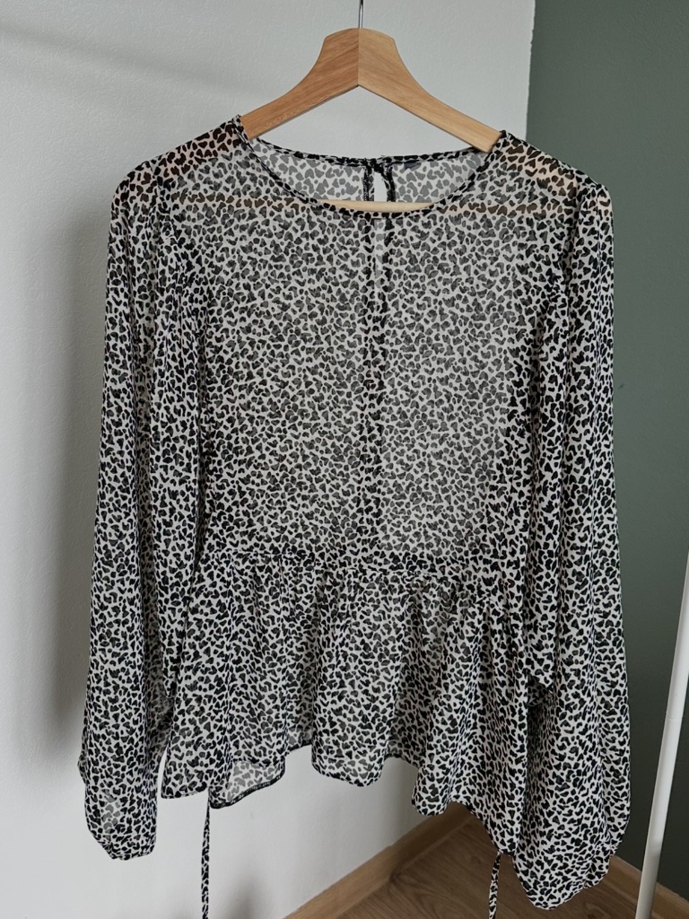 3/50$Black and White Leopard Print Blouse